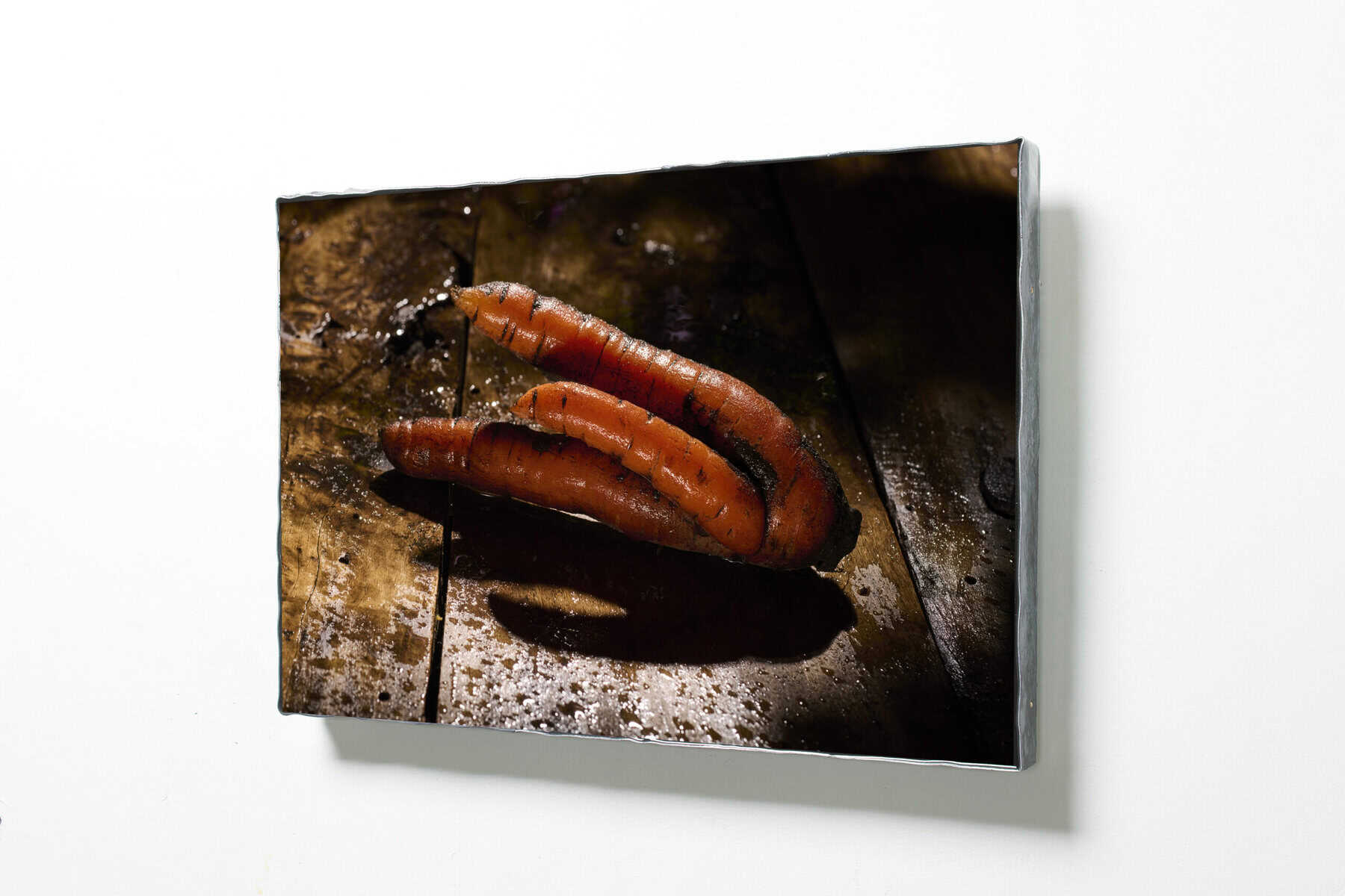 Twee vuile wortels op houten tafel