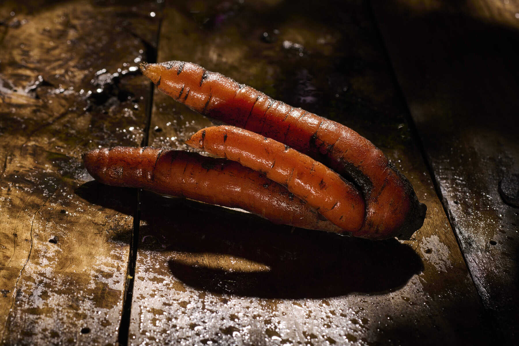 Verse wortels op een nat houten oppervlak